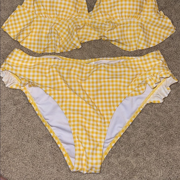 Yellow bikini - Picture 2 of 2